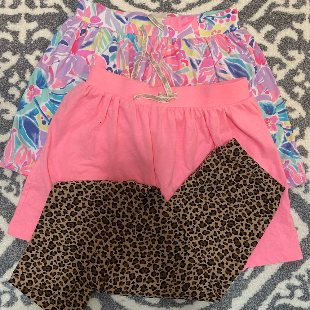 2 skirt and one leggings.